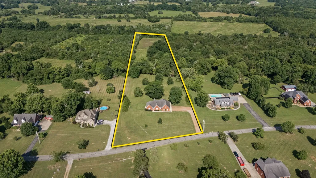 1725 N Lovvorn Road Christiana TN 37037