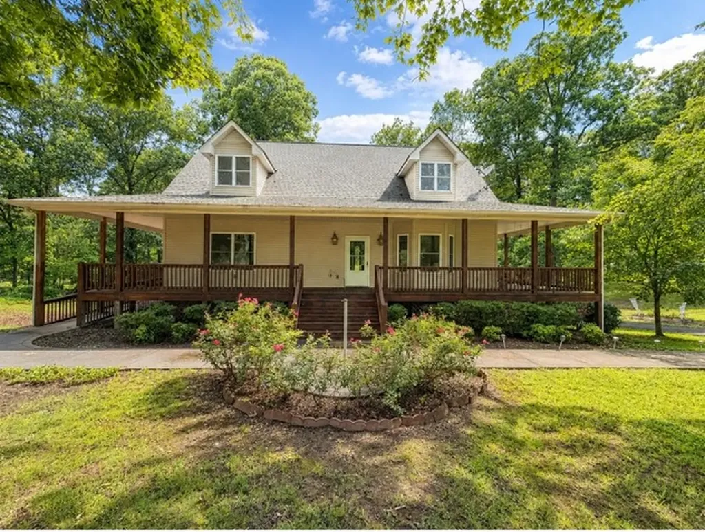 1077 Claylick Road White Bluff TN 37187
