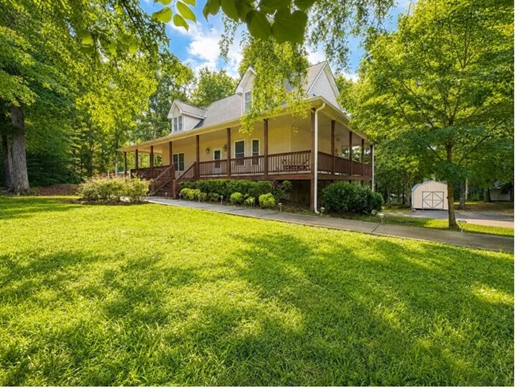 1077 Claylick Road White Bluff TN 37187