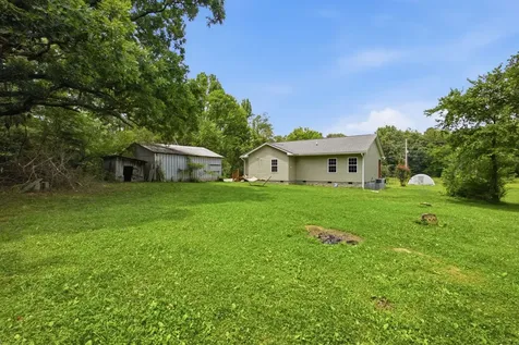 8252 Pinewood Road Nunnelly TN 37137