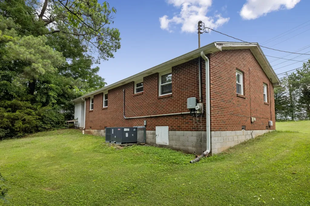 464 E Thompkins Lane Clarksville TN 37043