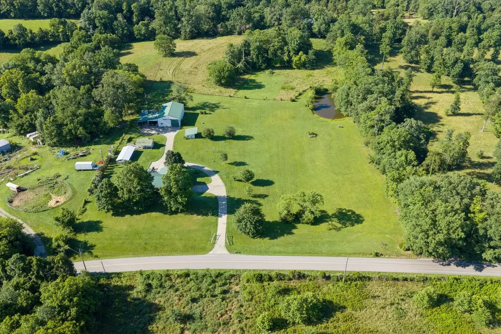 2165 Petty Road Charlotte TN 37036