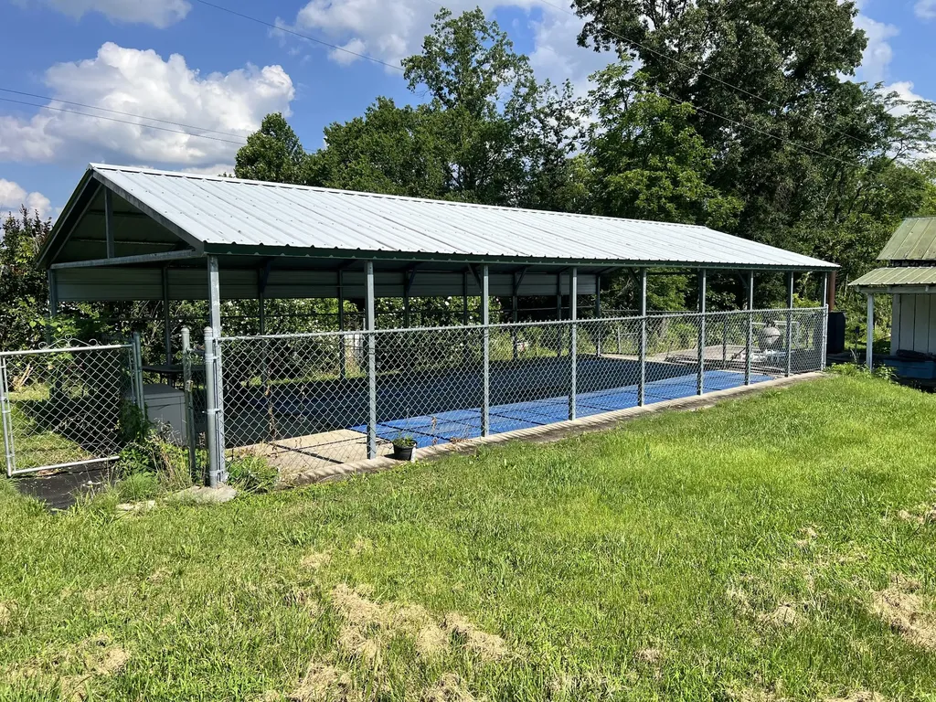 2165 Petty Road Charlotte TN 37036