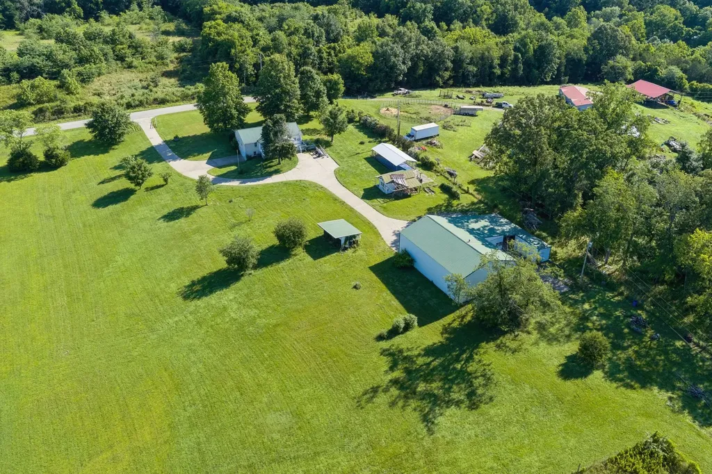 2165 Petty Road Charlotte TN 37036