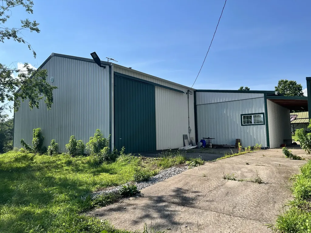 2165 Petty Road Charlotte TN 37036
