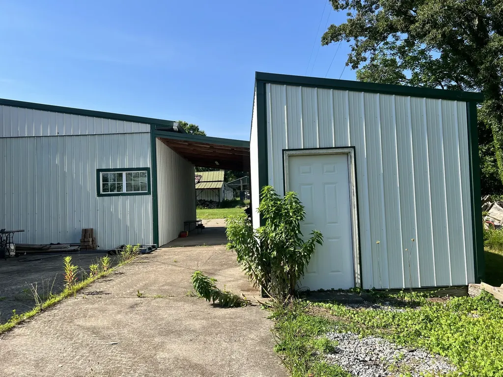 2165 Petty Road Charlotte TN 37036