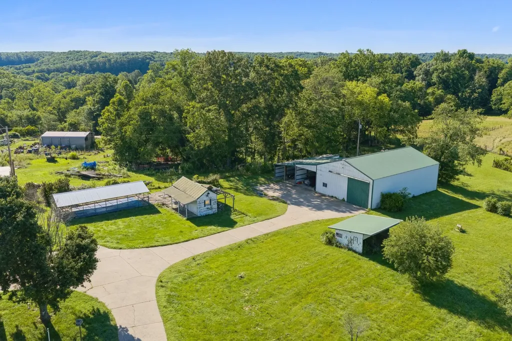 2165 Petty Road Charlotte TN 37036