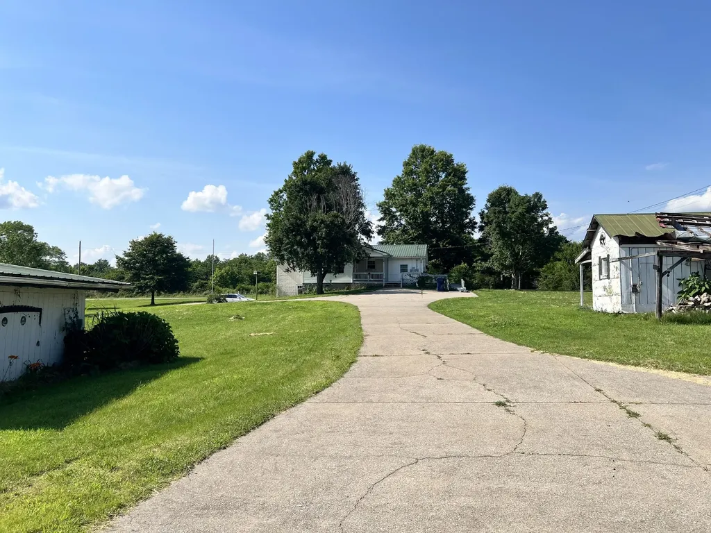 2165 Petty Road Charlotte TN 37036