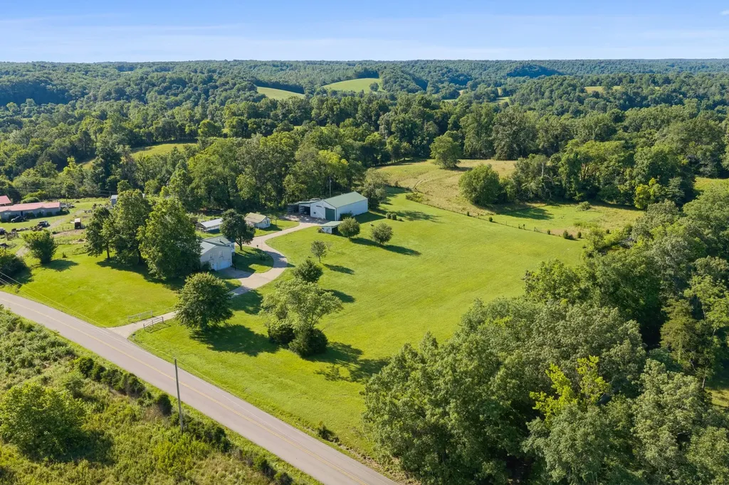 2165 Petty Road Charlotte TN 37036
