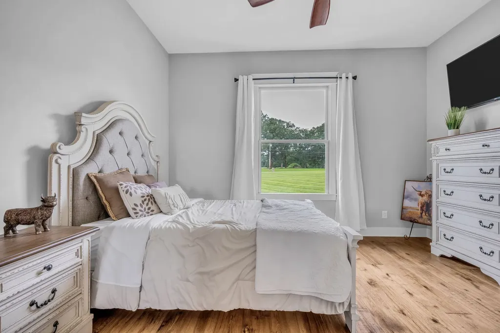 1261 Highway 48, S Dickson TN 37055