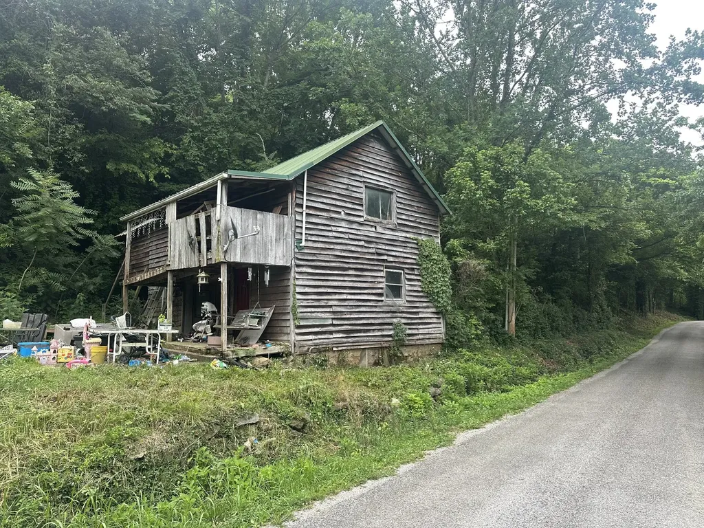 17 Hackett Valley Road Hickman TN 38567