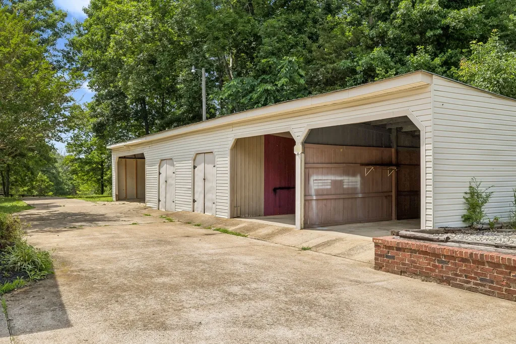 1533 Iron Bridge Road Columbia TN 38401
