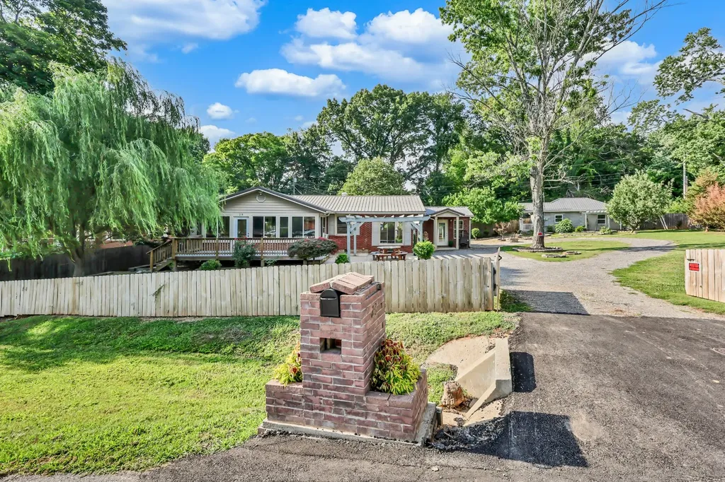 28 Hayes Street Clarksville TN 37040