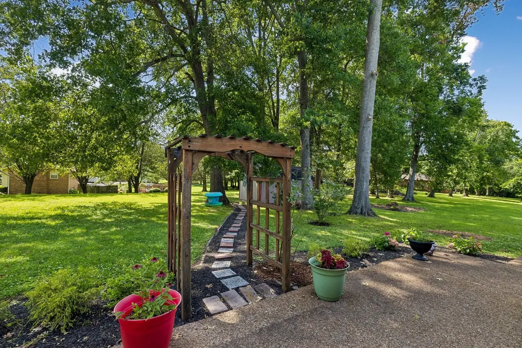 1996 Graceland Drive Goodlettsville TN 37072
