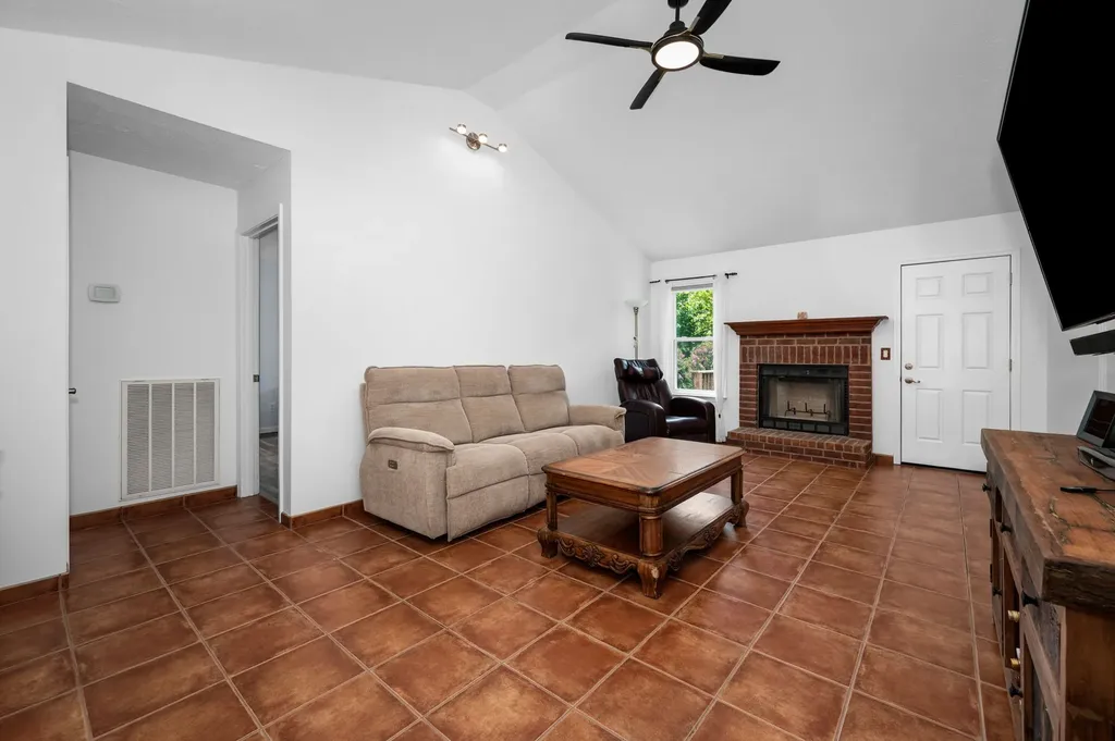 610 Nearlake Court La Vergne TN 37086