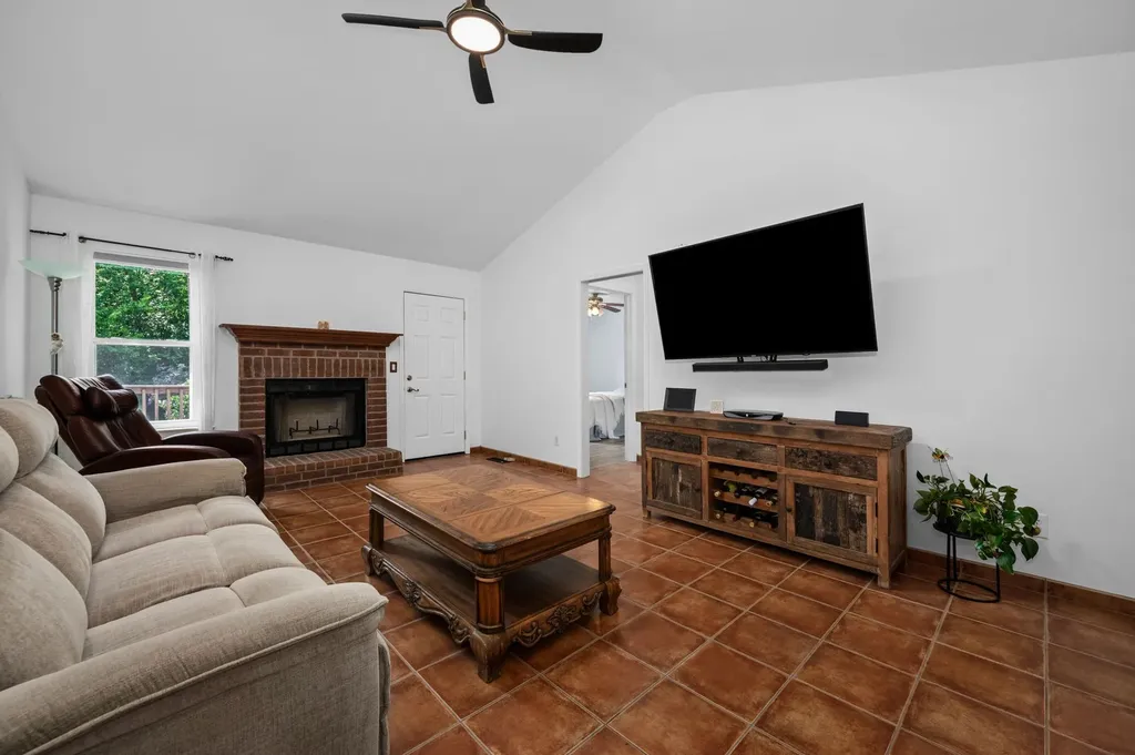 610 Nearlake Court La Vergne TN 37086