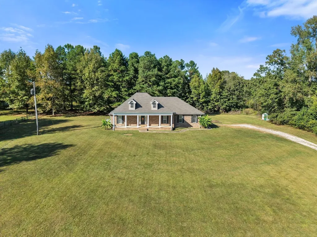 2044 Old Blacktop Road Mc Ewen TN 37101