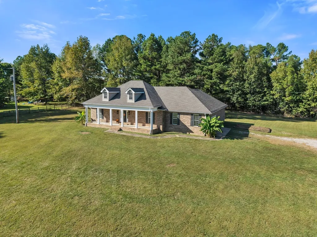 2044 Old Blacktop Road Mc Ewen TN 37101