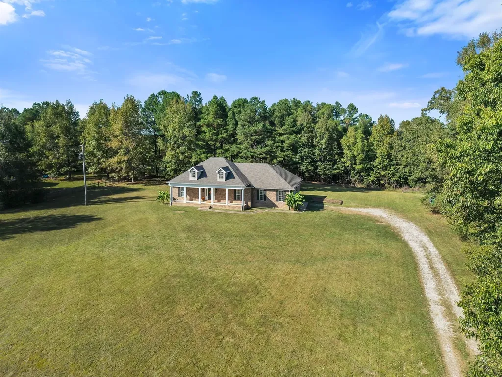 2044 Old Blacktop Road Mc Ewen TN 37101