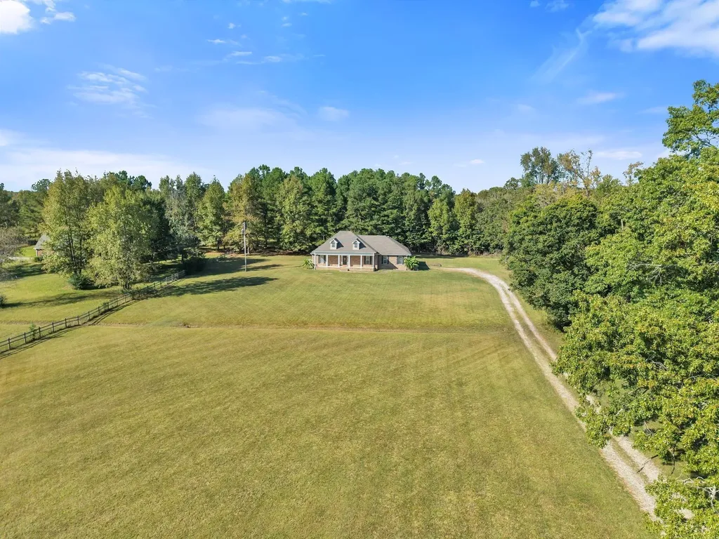 2044 Old Blacktop Road Mc Ewen TN 37101