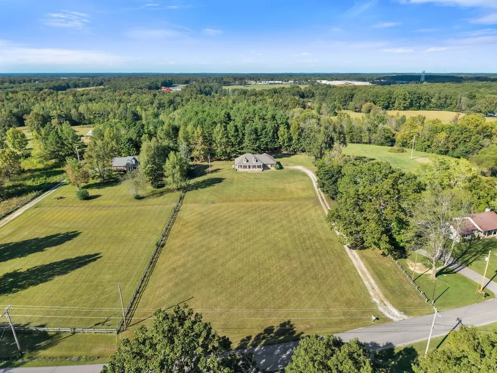 2044 Old Blacktop Road Mc Ewen TN 37101