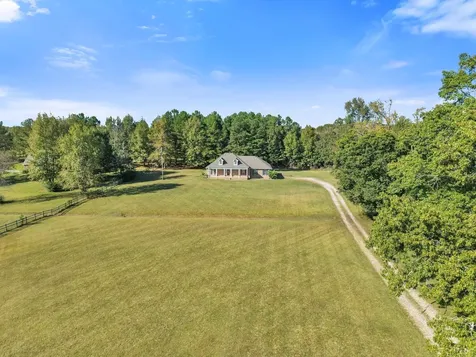 2044 Old Blacktop Road Mc Ewen TN 37101