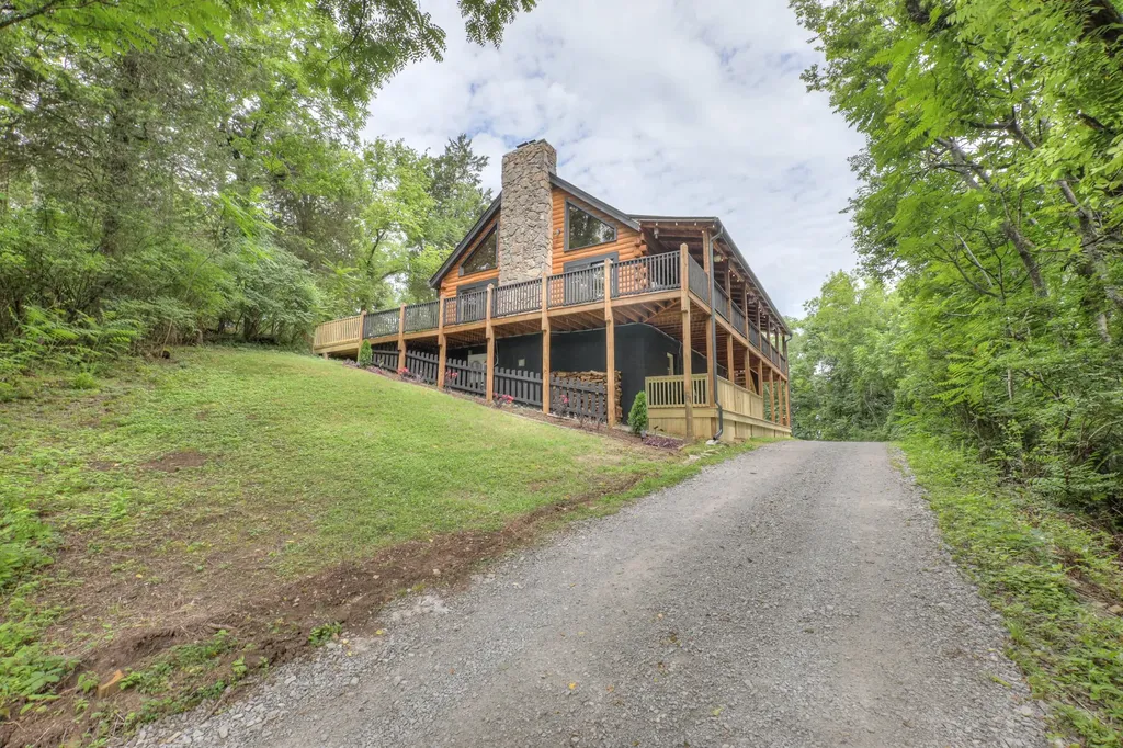 2676 Thompson Station Road, E Thompsons Station TN 37179