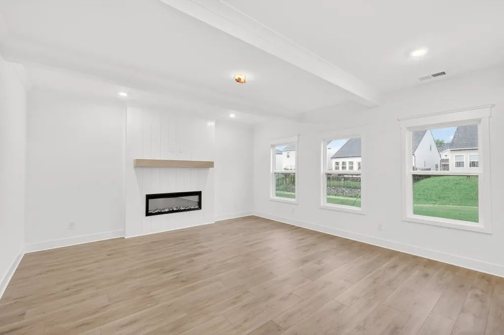 2561 Charlie Place White House TN 37188