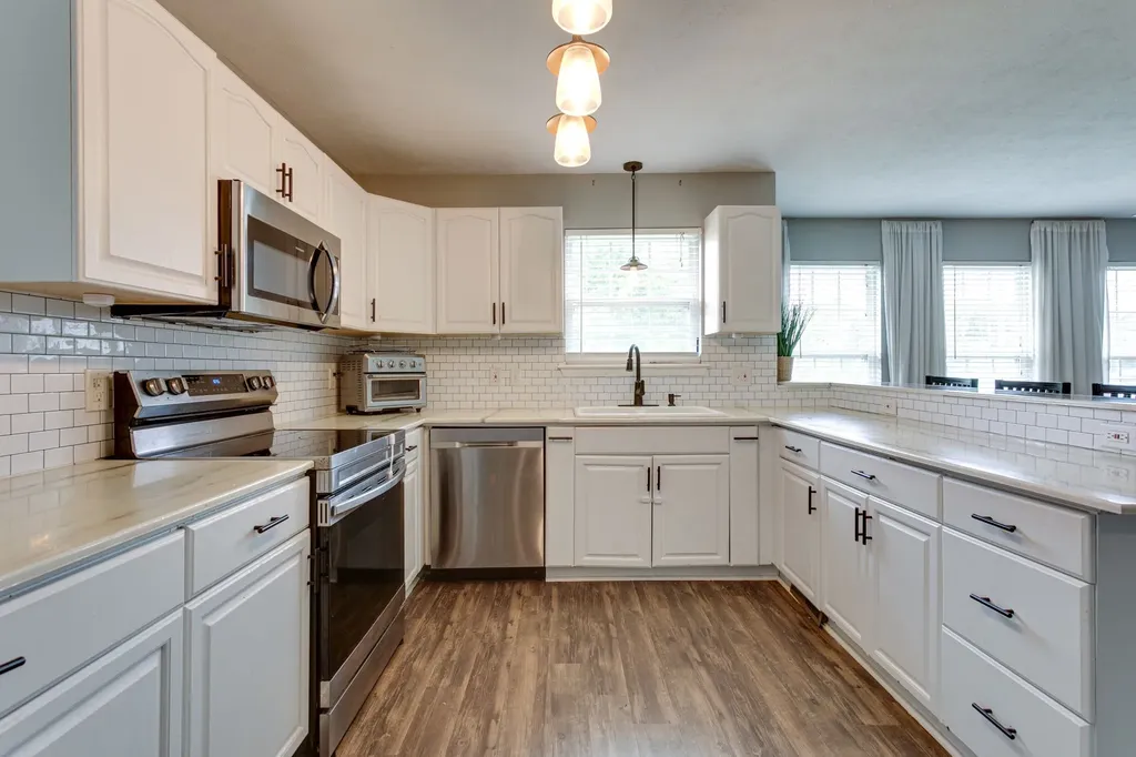 6003 Hill Circle Bon Aqua TN 37025
