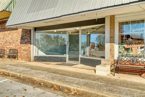 110 W Gallatin St, W Adairville KY 42202