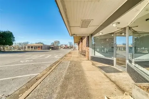 110 W Gallatin St, W Adairville KY 42202