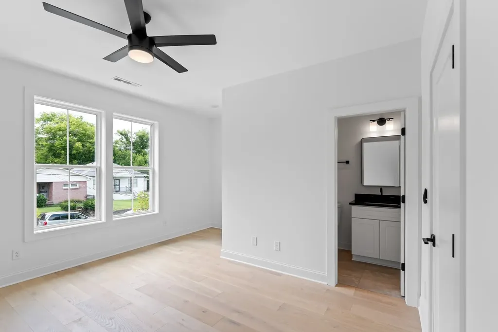916D 32nd Ave, N Nashville TN 37209