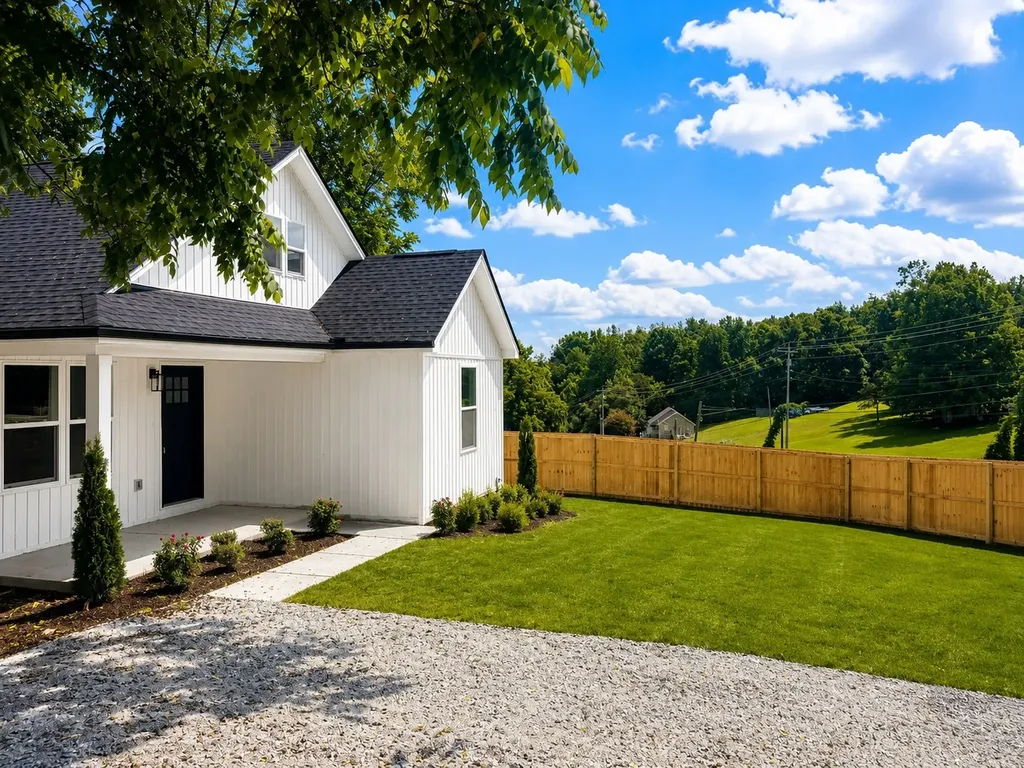 124 Corlew Street Charlotte TN 37036