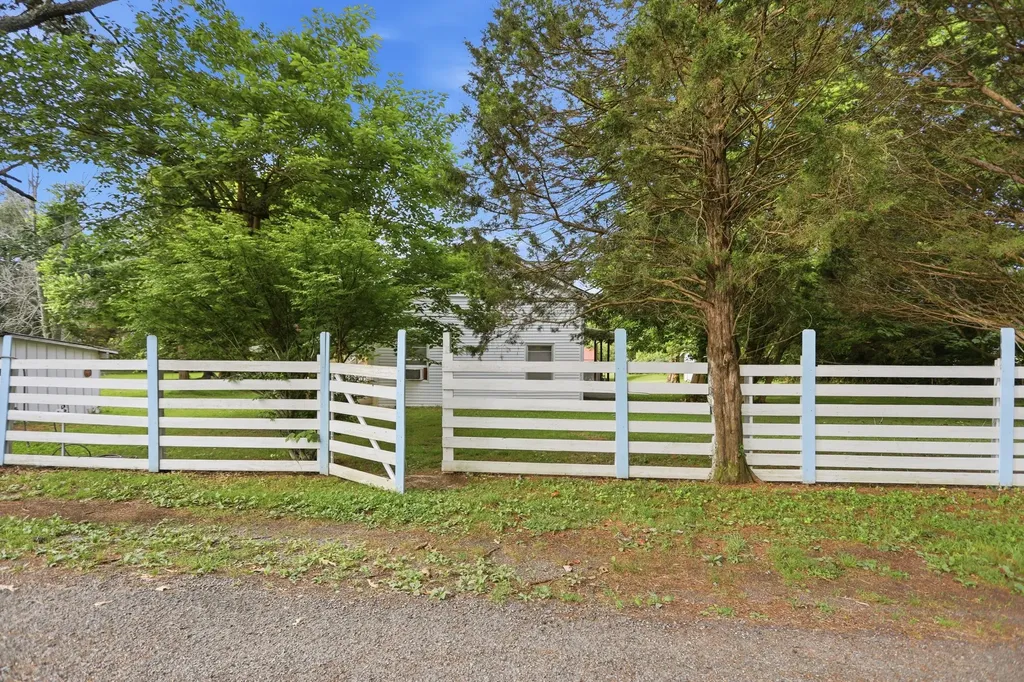 120 Bradley Lane Cottontown TN 37048