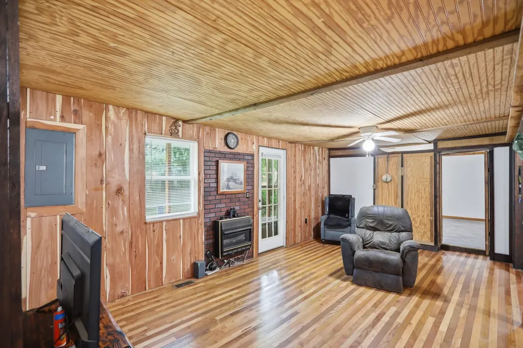 120 Bradley Lane Cottontown TN 37048