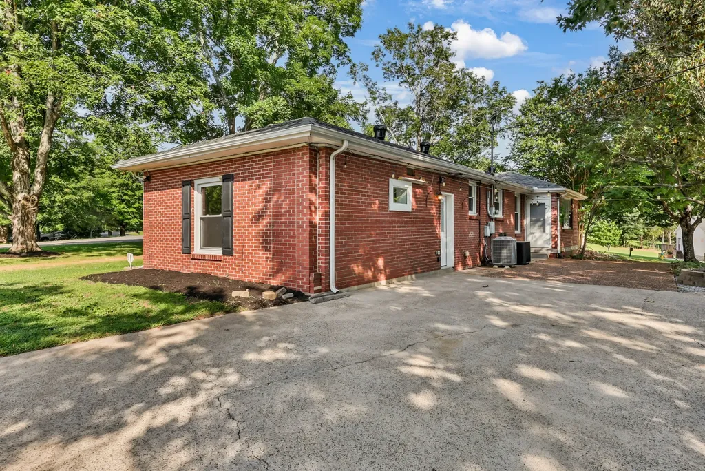 7 Lacy Lane Clarksville TN 37043