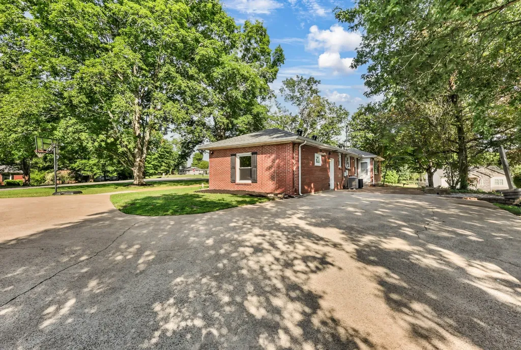 7 Lacy Lane Clarksville TN 37043