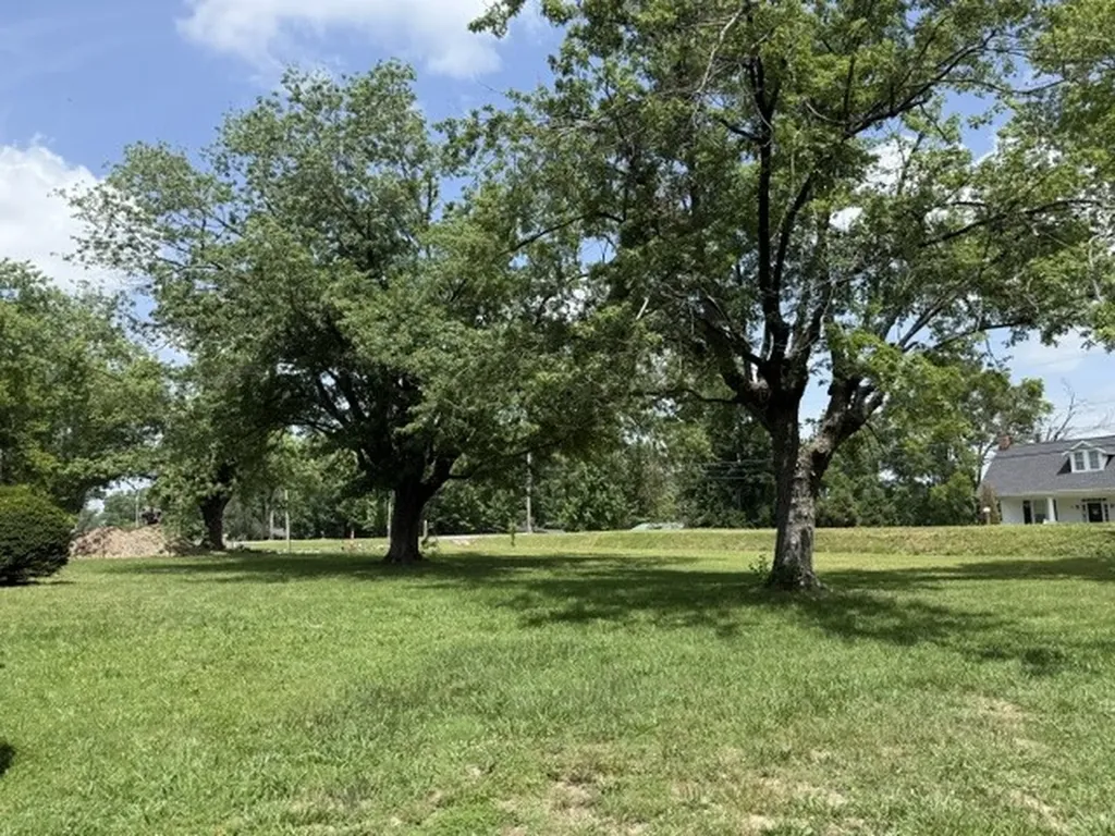 647 52 E Highway, E Portland TN 37148