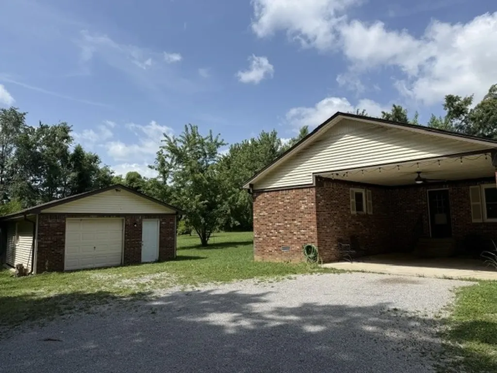 647 52 E Highway, E Portland TN 37148