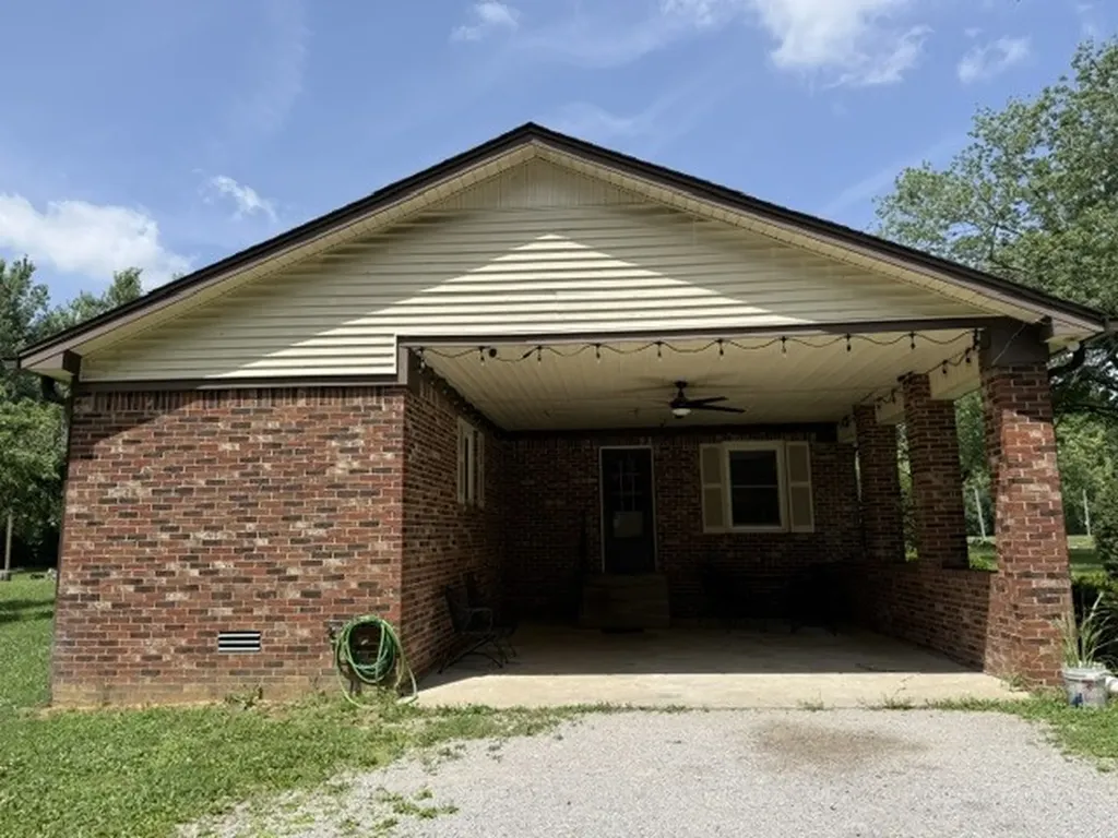 647 52 E Highway, E Portland TN 37148