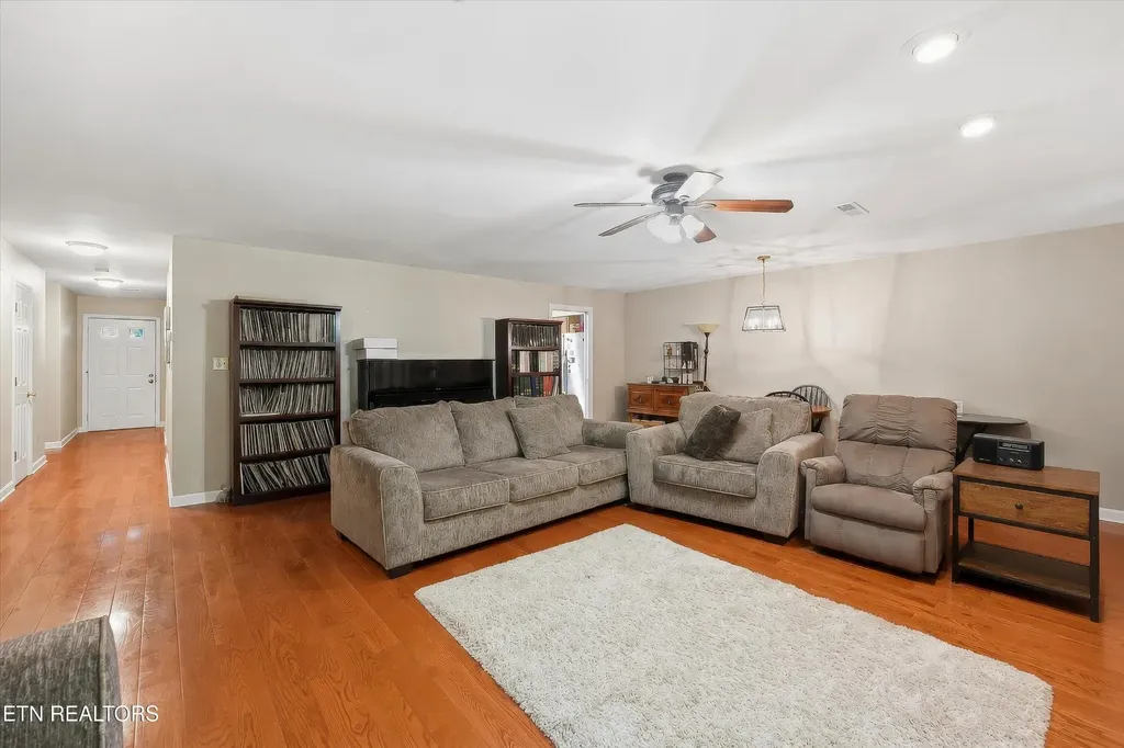 10464 Laura Lee Lane Knoxville TN 37922