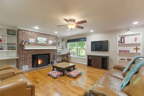4118 Leipers Creek Road Williamsport TN 38487