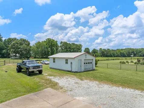 41 Harding Road Leoma TN 38468