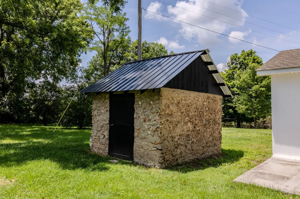 334 N Robin Hood Road Doyle TN 38559