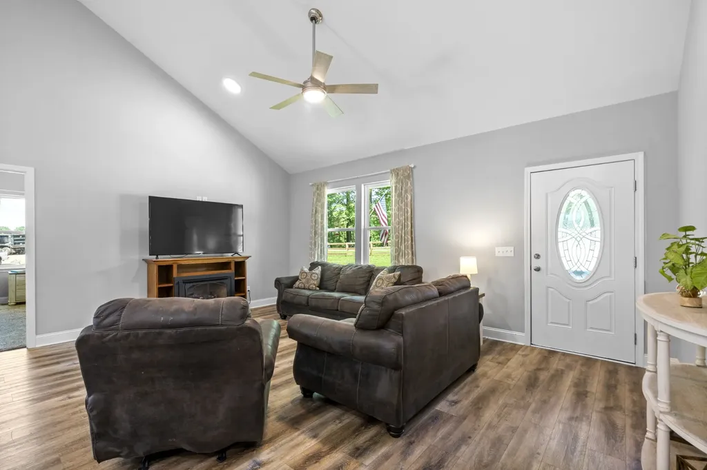 1505 E Piney Road Dickson TN 37055