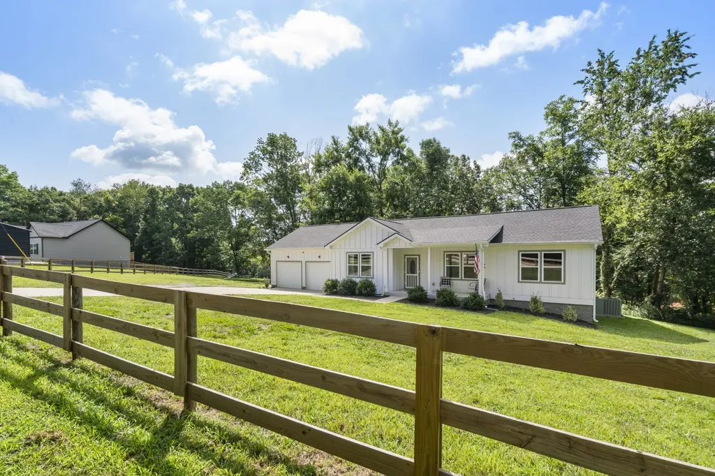 1505 E Piney Road Dickson TN 37055