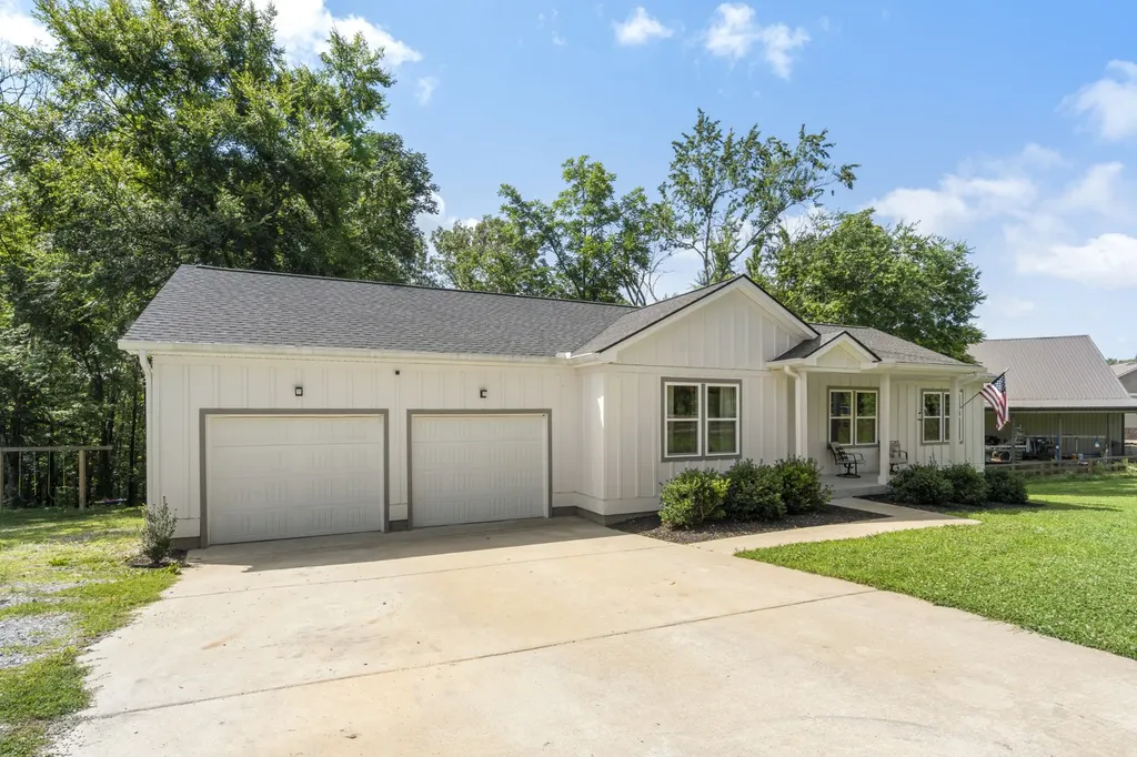 1505 E Piney Road Dickson TN 37055