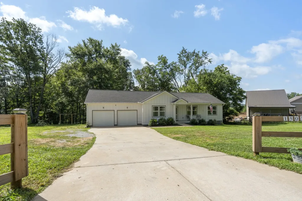 1505 E Piney Road Dickson TN 37055