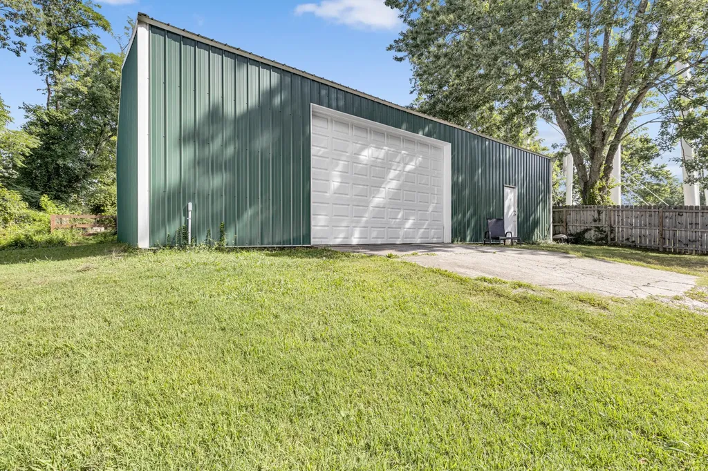 998 West Street Greenbrier TN 37073