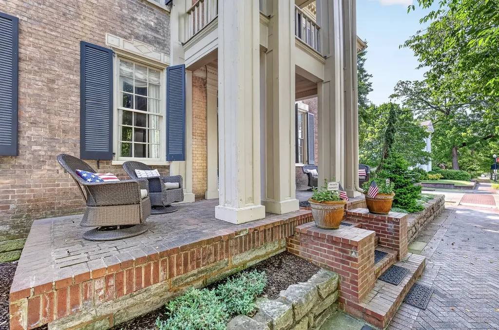 137 3rd Ave, N Franklin TN 37064